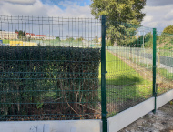 Montáž plotu z 3D plotových panelů - Písek Montáž 3D plotových dílců zelené barvy, podhrabových desek, brány, branek - Písek